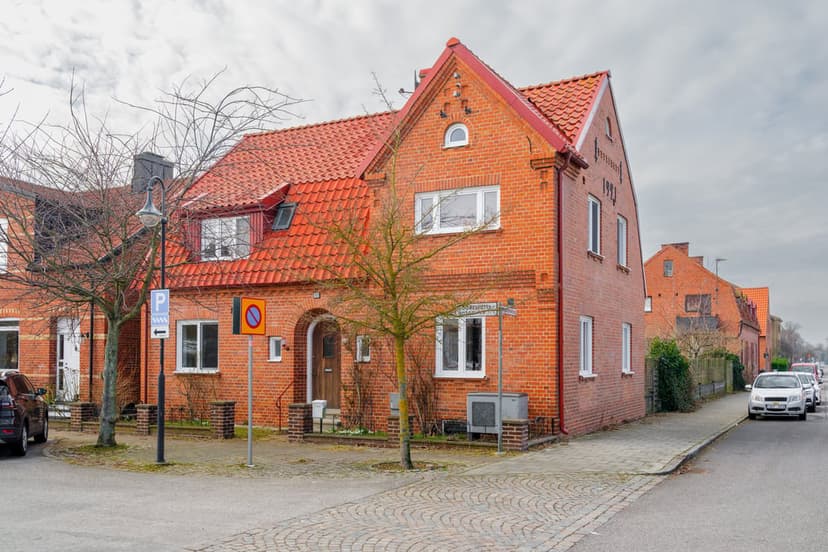 Söderslättsgatan 43, Trelleborg - Charming villa with central location & great potential!
